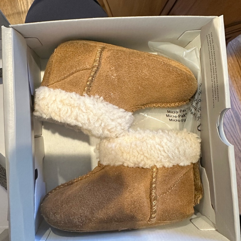 Baby Ugg boots size S = 2/3